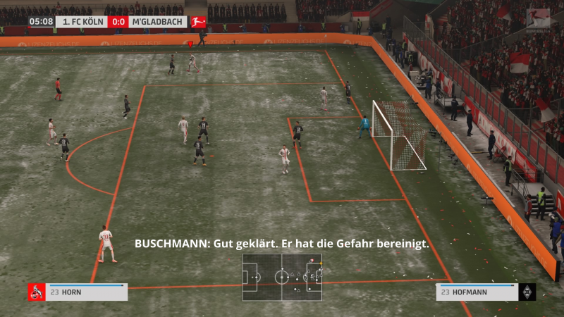 Ein FIFA Spiel. Es wurden Untertitel für den Kommentator erstellt: "Buschmann: Gut geklärt. Er hat die Gefahr bereinigt."