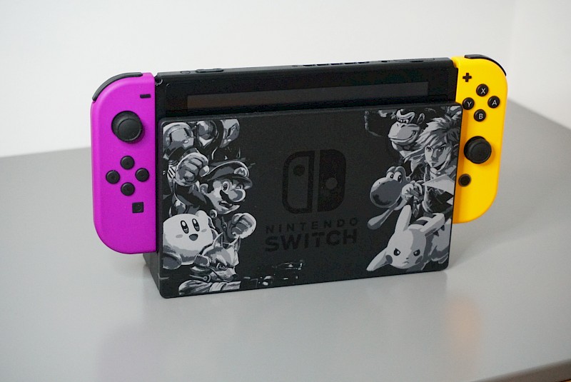 Die Nintendo Switch im TV-Modus von vorne.