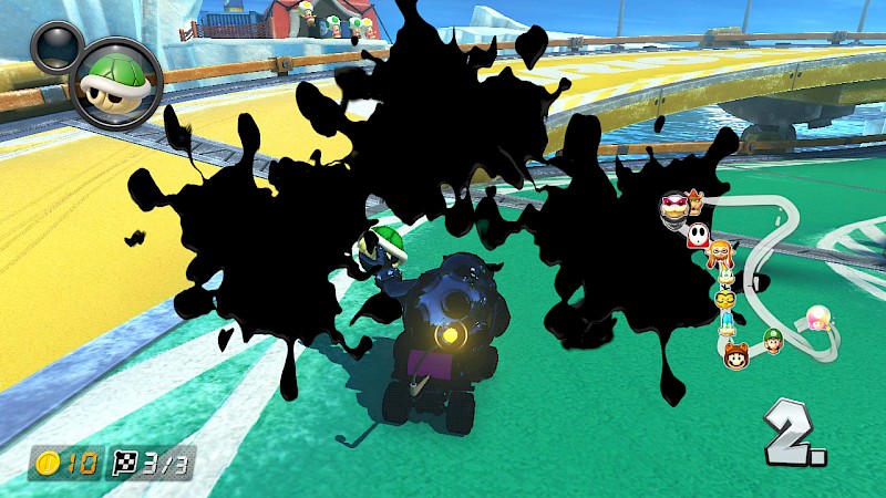 Ein Screenshot von Mario Kart. Er zeigt einen Moment aus einem Rennen. Auf dem Bildschirm scheint schwarze Tinte zu kleben, welche die Sicht erschwert.