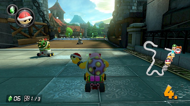 Ein Screenshot von Mario Kart. Er zeigt ein Rennen im Burgen-Stil und der gesteuerte Charakter hält ein Item in Form einer roten Schildkröte in der Hand. Ein weiterer gesammelter Gegenstand ist ein grüner Diamant, welcher als Münze fungiert.