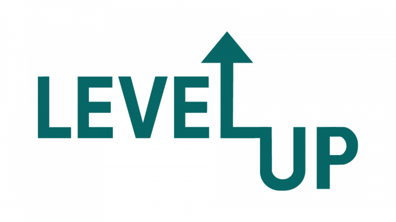 Logo von Level Up als grüner Schriftzug. Das L ist auch ein Pfeil nach oben.