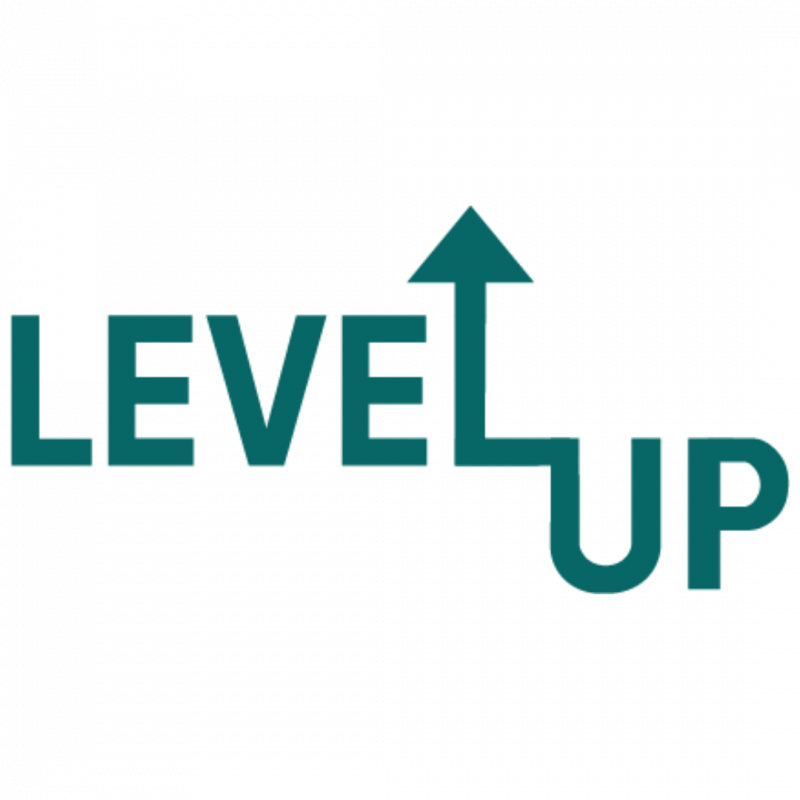 Logo Level Up als grüne Schrift. Das L ist ein Pfeil nach oben.