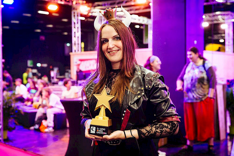 Ein Foto von Lilischote. Lilischote hat den Award Personality gewonnen. Lilischote lächelt in die Kamera und hält die Trophäe.