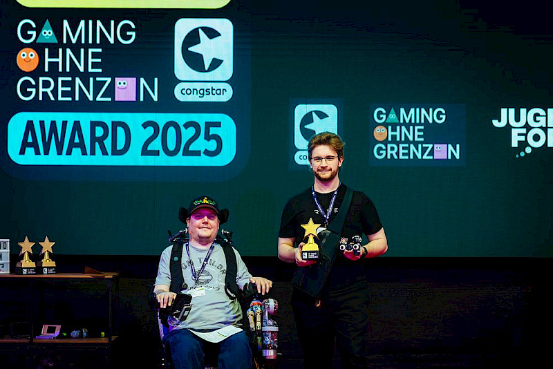 Ein Foto von Dennis Winkens und Brandon Blacoe. Brandon hat den Award in der Kategorie Hardware & Technologie für den Proteus Controller von Byowave empfangen. Dennis hat die Laudatio gehalten.