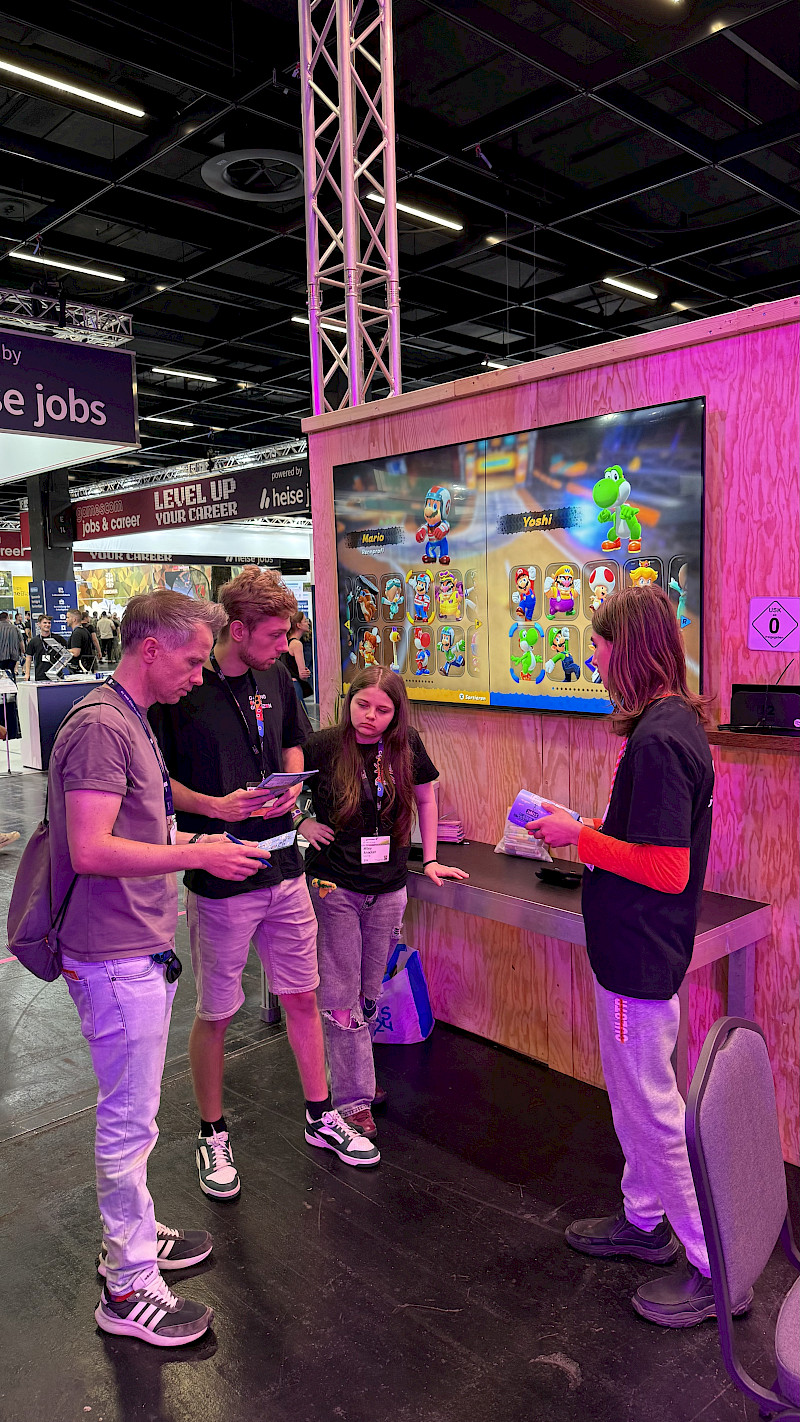 Jugendliche vor der Super Mario Kart World Station