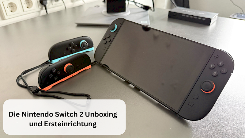 Die Switch 2 steht auf einem grauen Tisch. Neben ihr liegen zwei Joycon. Auf einem weißen Balken steht: Die Nintendo Switch 2. Unboxing und Ersteinrichtung.